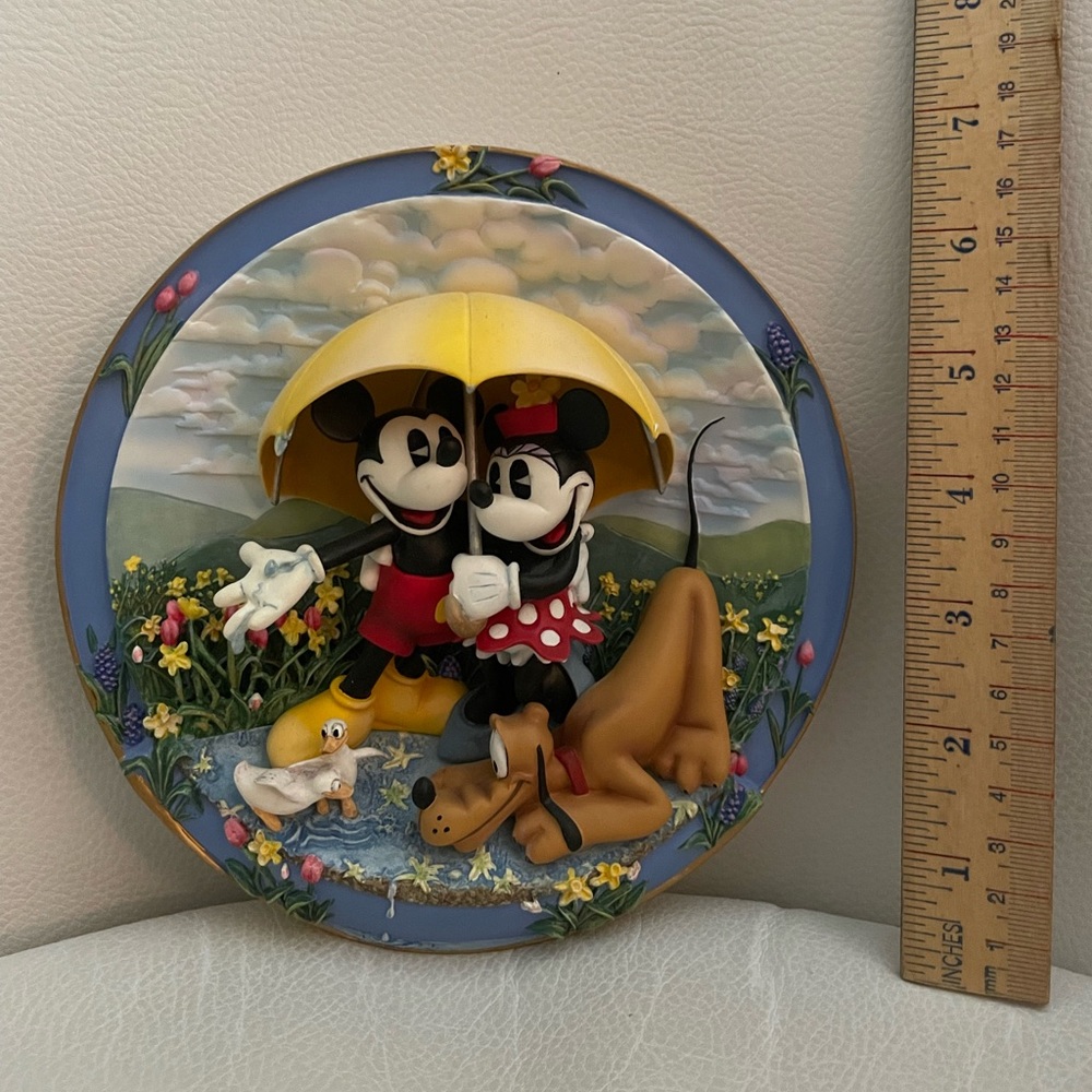 A4563 - Disney sculptural collectible plate “friends for all seasons” collection